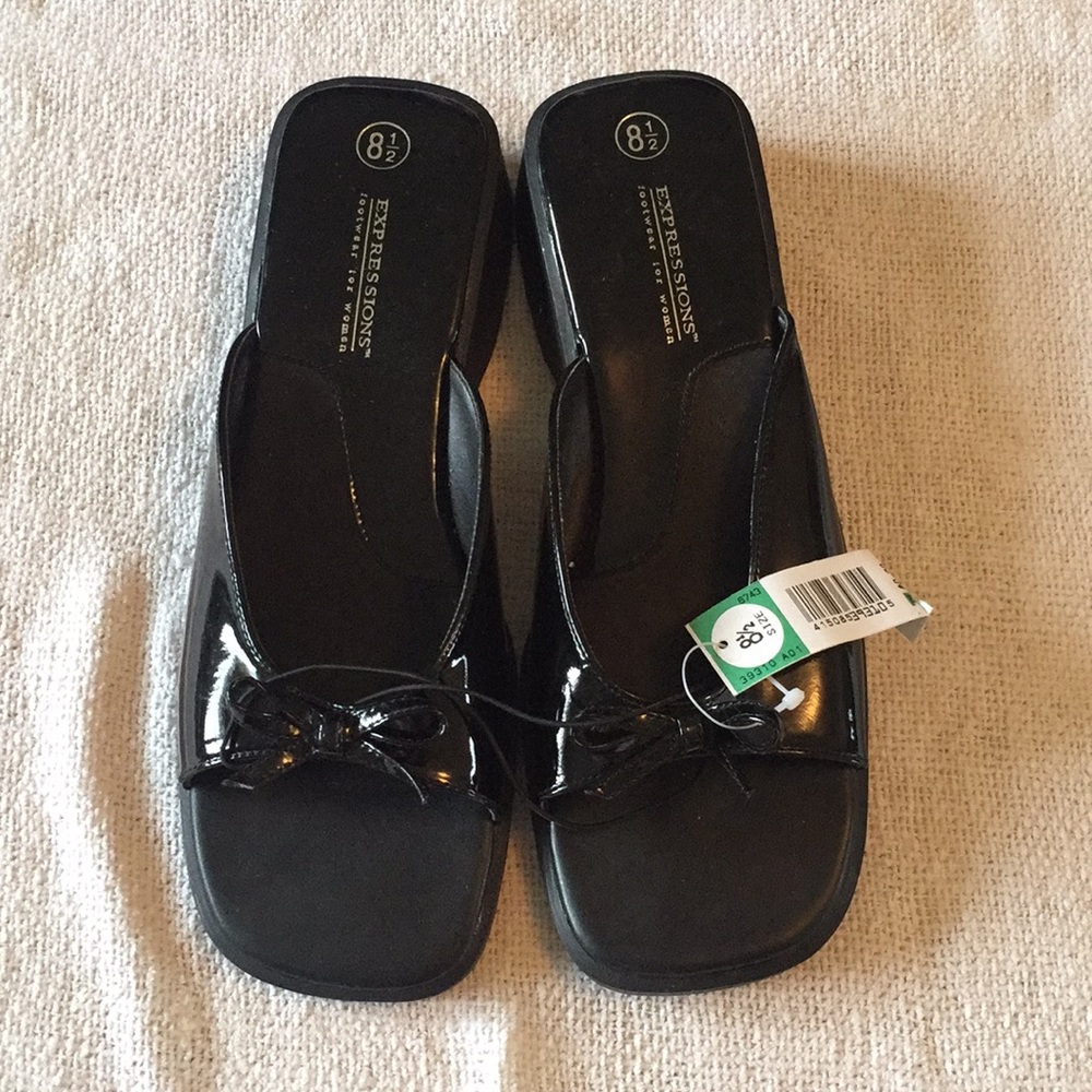 Expressions NWT sandal